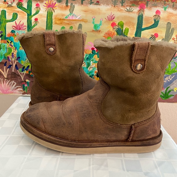 UGGS Women's Short Ankle Distressed Look Boots, Brown, 7-  7 1/2 - Picture 3 of 11